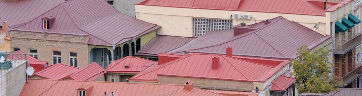 Panoramatický pohled na střechy domů