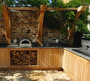 Dřevěná venkovní kuchyň