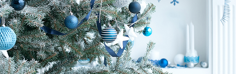 Modrý vánoční stromeček s baňkami.