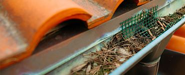 Wie man die Dachrinnen nach dem Winter vorbereitet, damit sie die Frühlingsregen problemlos bewältigen